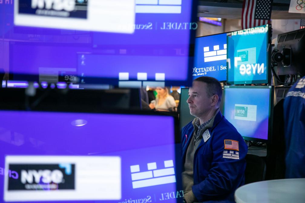 Team of traders on the exchange floor